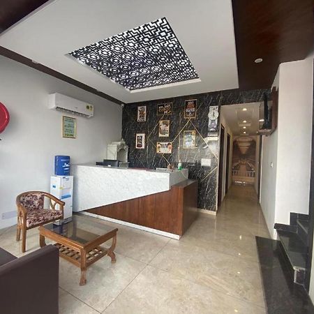 Hotel Hollywood Zirakpur Buitenkant foto