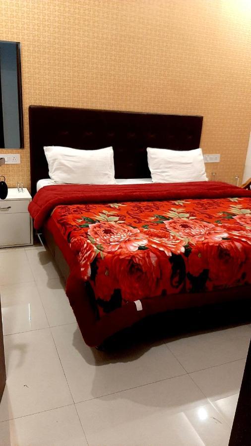 Hotel Hollywood Zirakpur Buitenkant foto