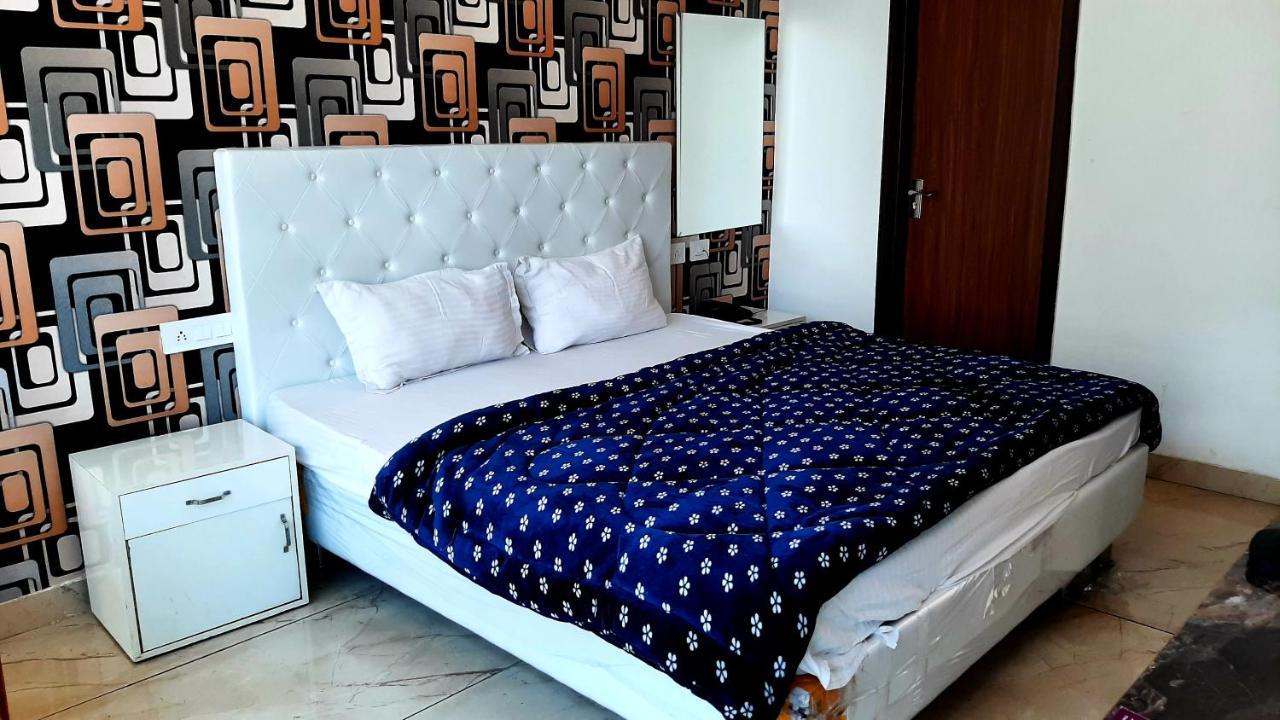 Hotel Hollywood Zirakpur Buitenkant foto