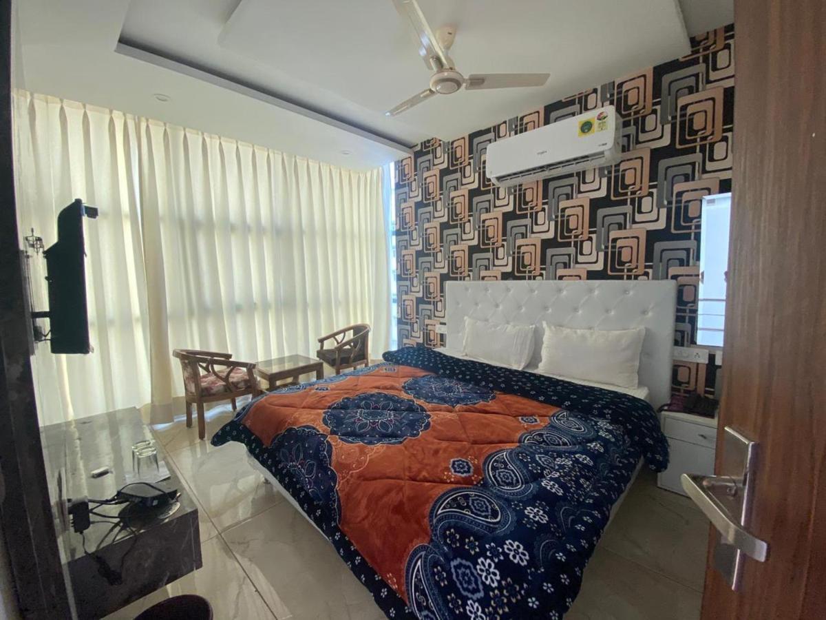Hotel Hollywood Zirakpur Buitenkant foto