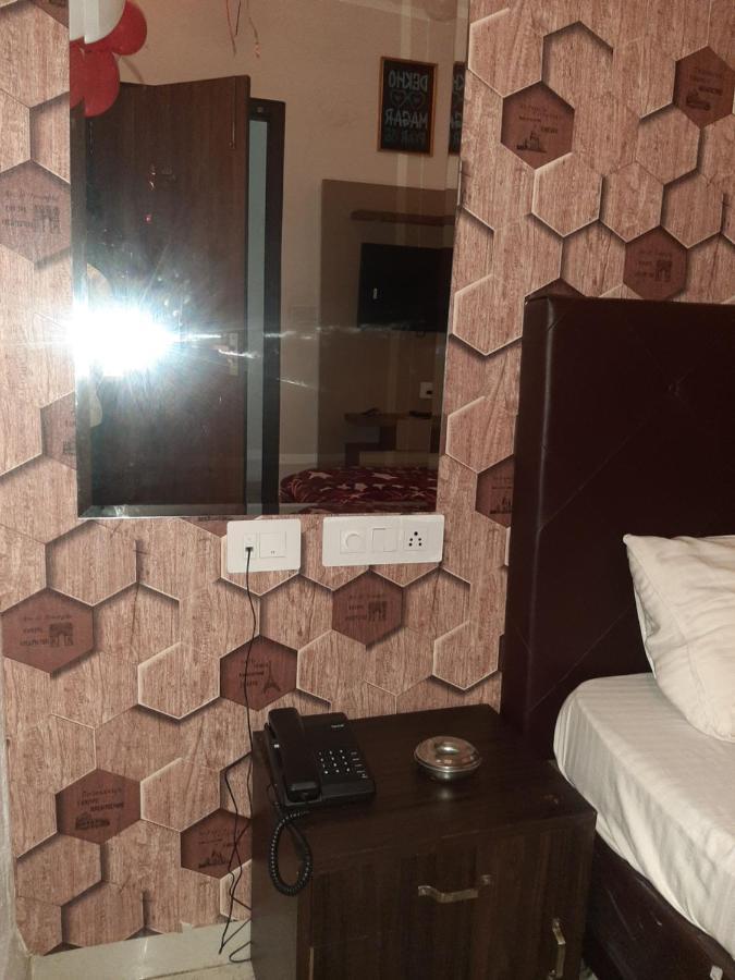Hotel Hollywood Zirakpur Buitenkant foto