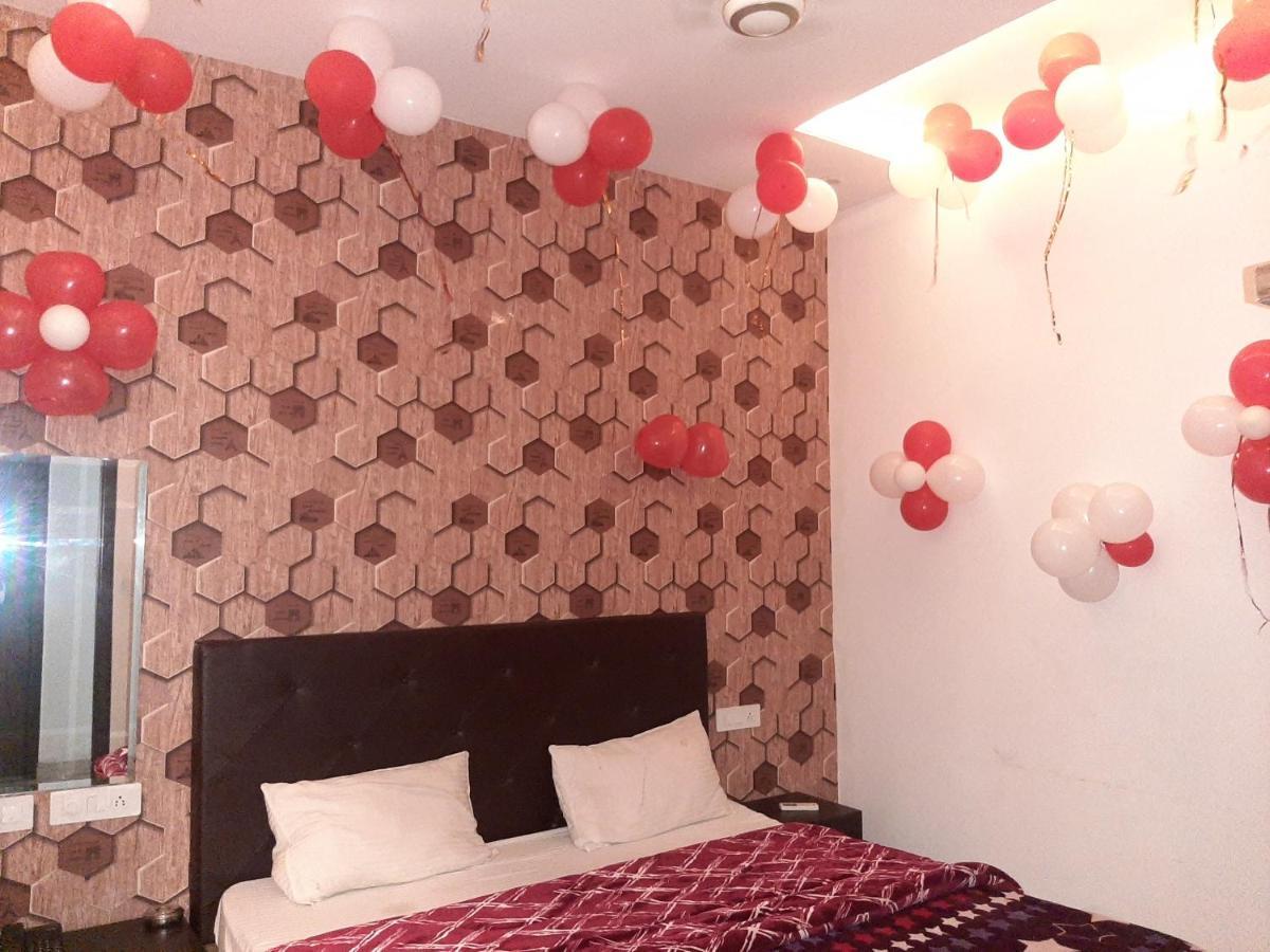 Hotel Hollywood Zirakpur Buitenkant foto