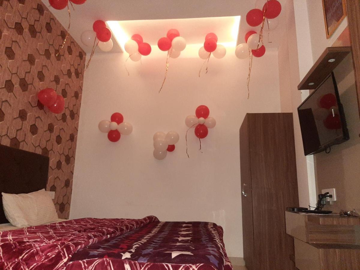 Hotel Hollywood Zirakpur Buitenkant foto