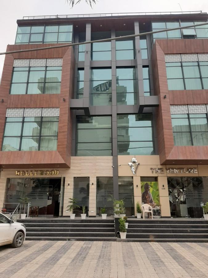 Hotel Hollywood Zirakpur Buitenkant foto