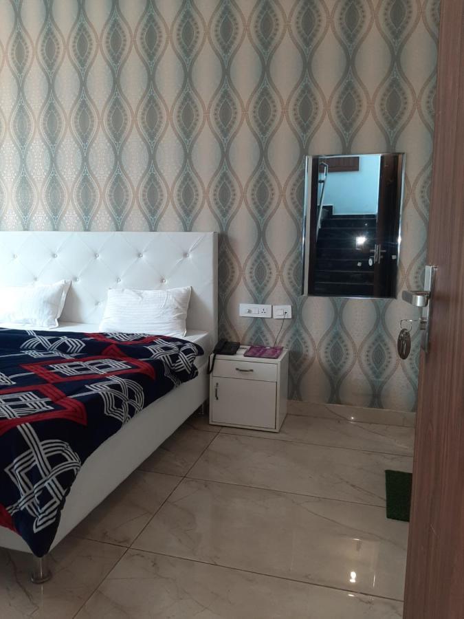 Hotel Hollywood Zirakpur Buitenkant foto