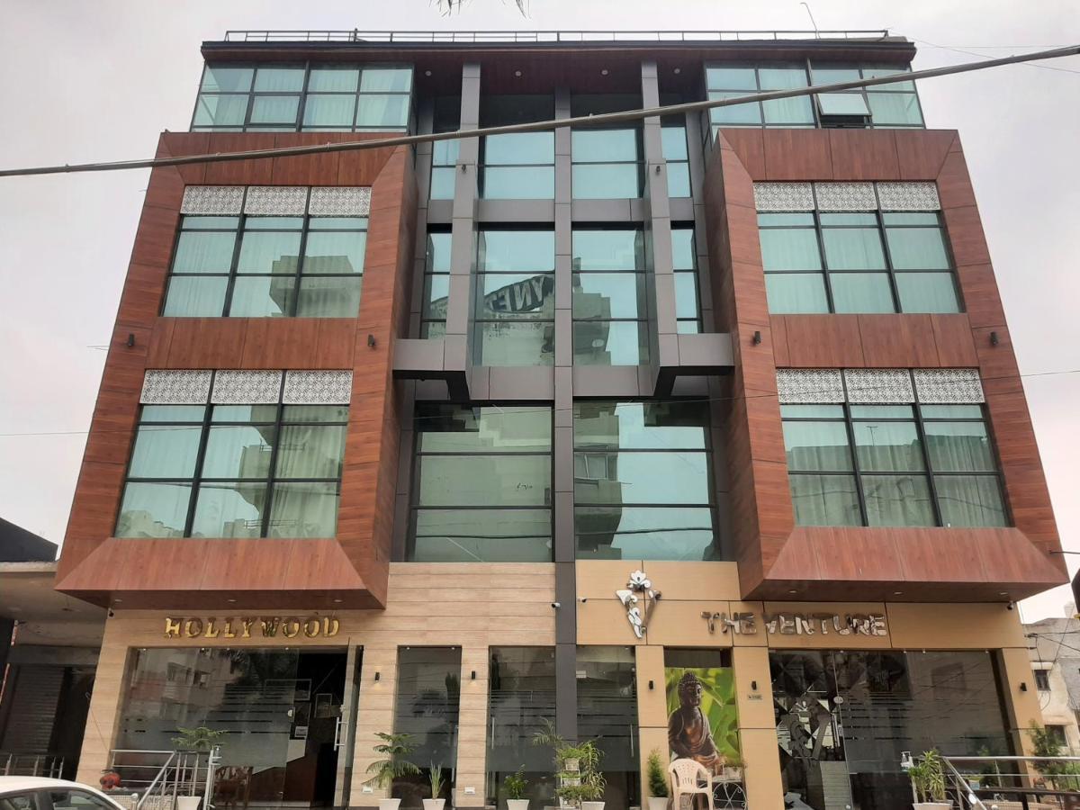 Hotel Hollywood Zirakpur Buitenkant foto