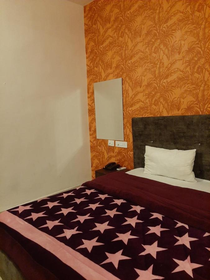 Hotel Hollywood Zirakpur Buitenkant foto