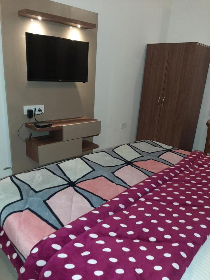 Hotel Hollywood Zirakpur Buitenkant foto