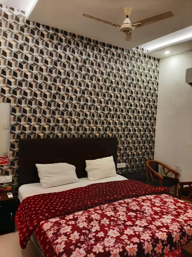 Hotel Hollywood Zirakpur Buitenkant foto