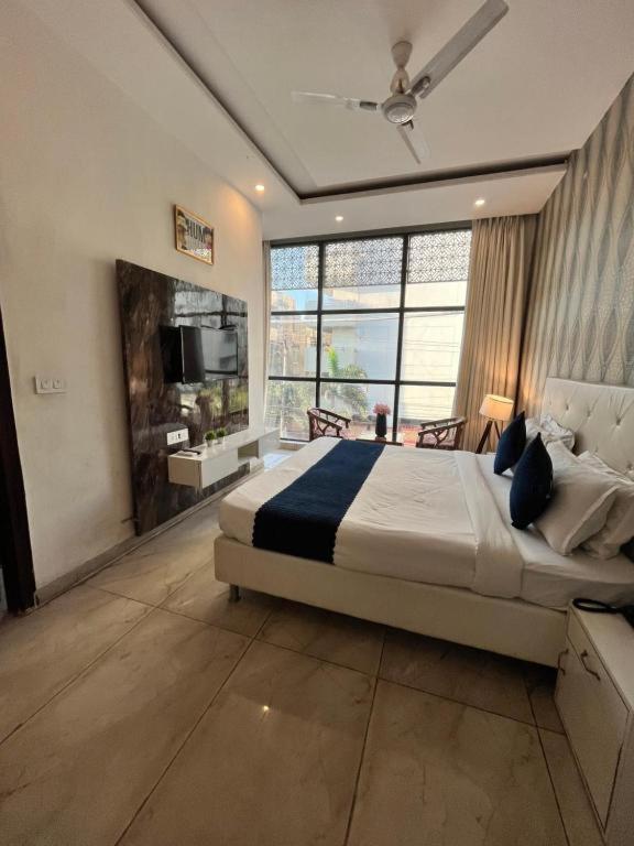 Hotel Hollywood Zirakpur Buitenkant foto