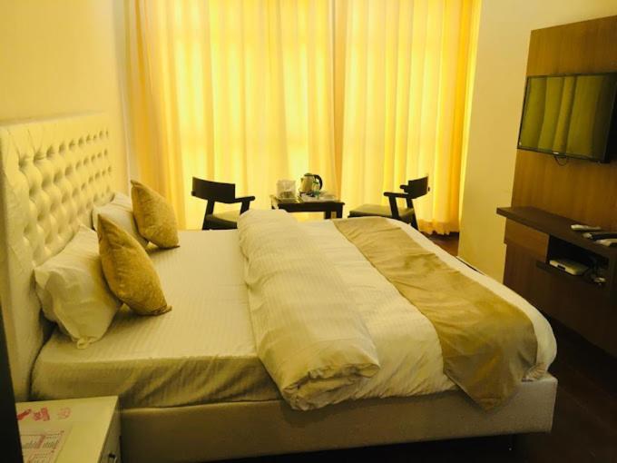 Hotel Hollywood Zirakpur Buitenkant foto