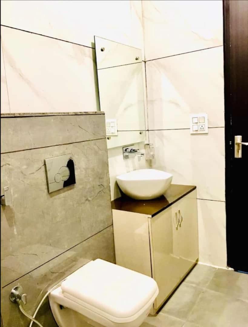Hotel Hollywood Zirakpur Buitenkant foto