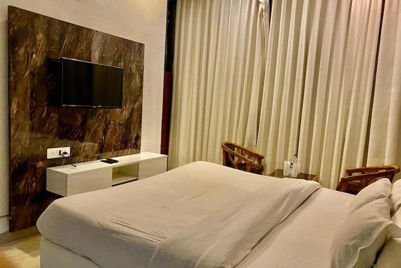 Hotel Hollywood Zirakpur Buitenkant foto