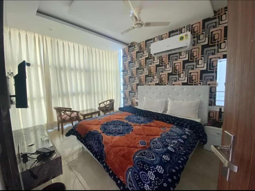 Hotel Hollywood Zirakpur Buitenkant foto