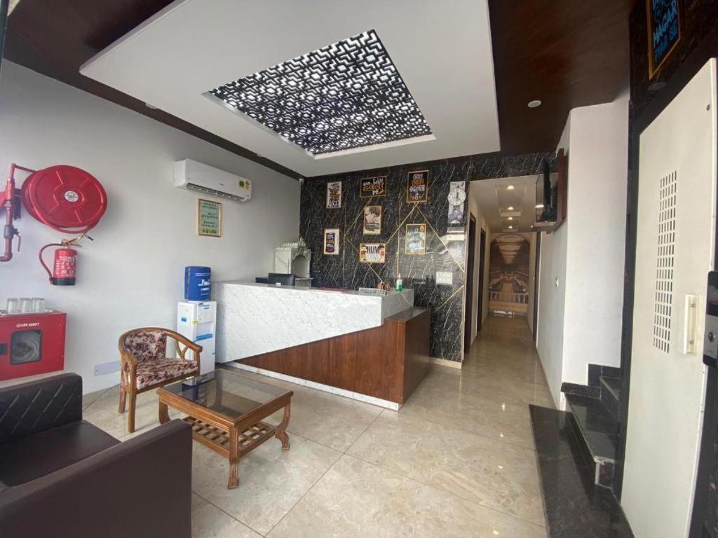 Hotel Hollywood Zirakpur Buitenkant foto